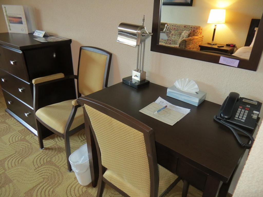 Shoreside Inn & Suites Wabamun ห้อง รูปภาพ