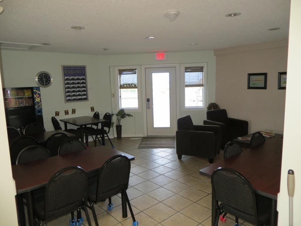 Shoreside Inn & Suites Wabamun ภายนอก รูปภาพ