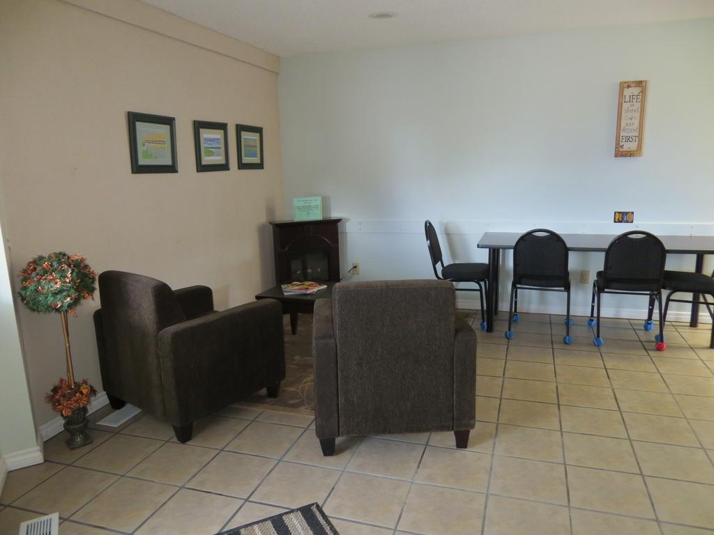 Shoreside Inn & Suites Wabamun ภายนอก รูปภาพ